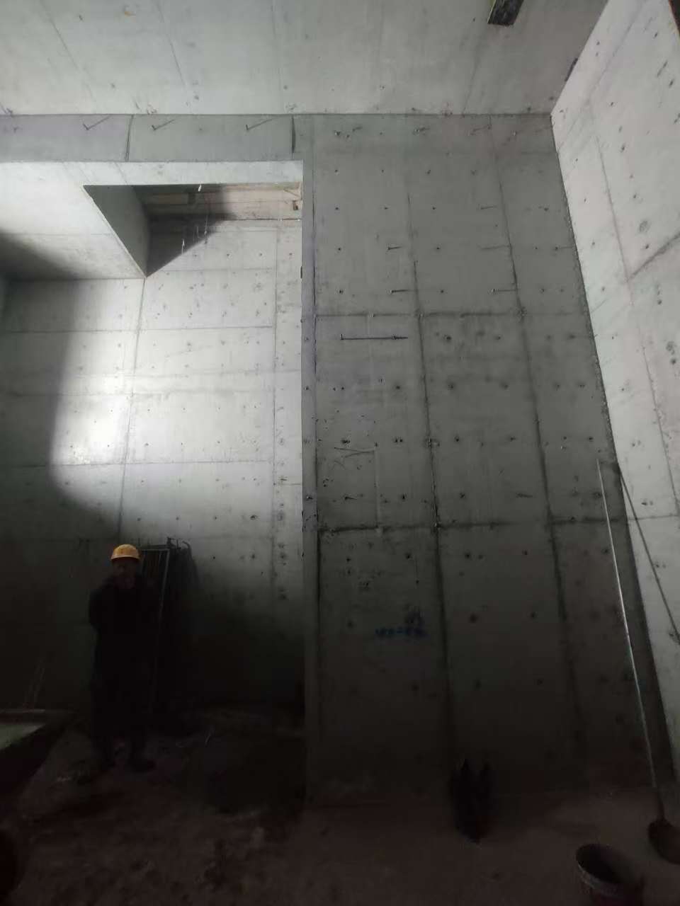 黄南墙上开槽钢筋断了有影响吗